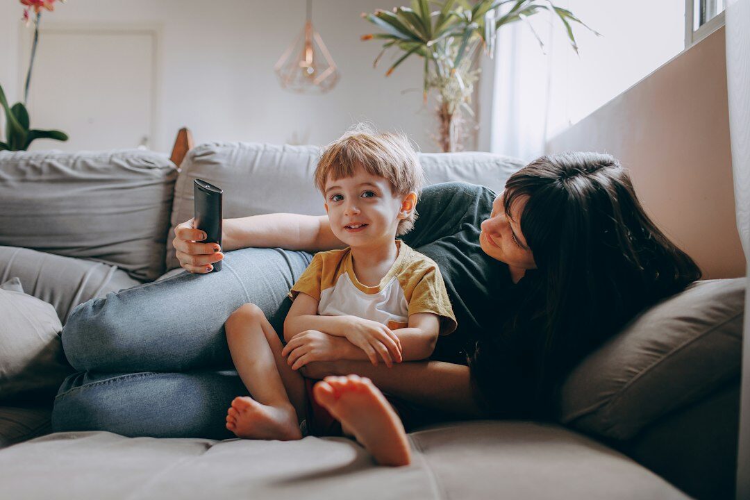 Deutsche Familie schaut gemeinsam einen Streaming-Dienst auf dem Sofa