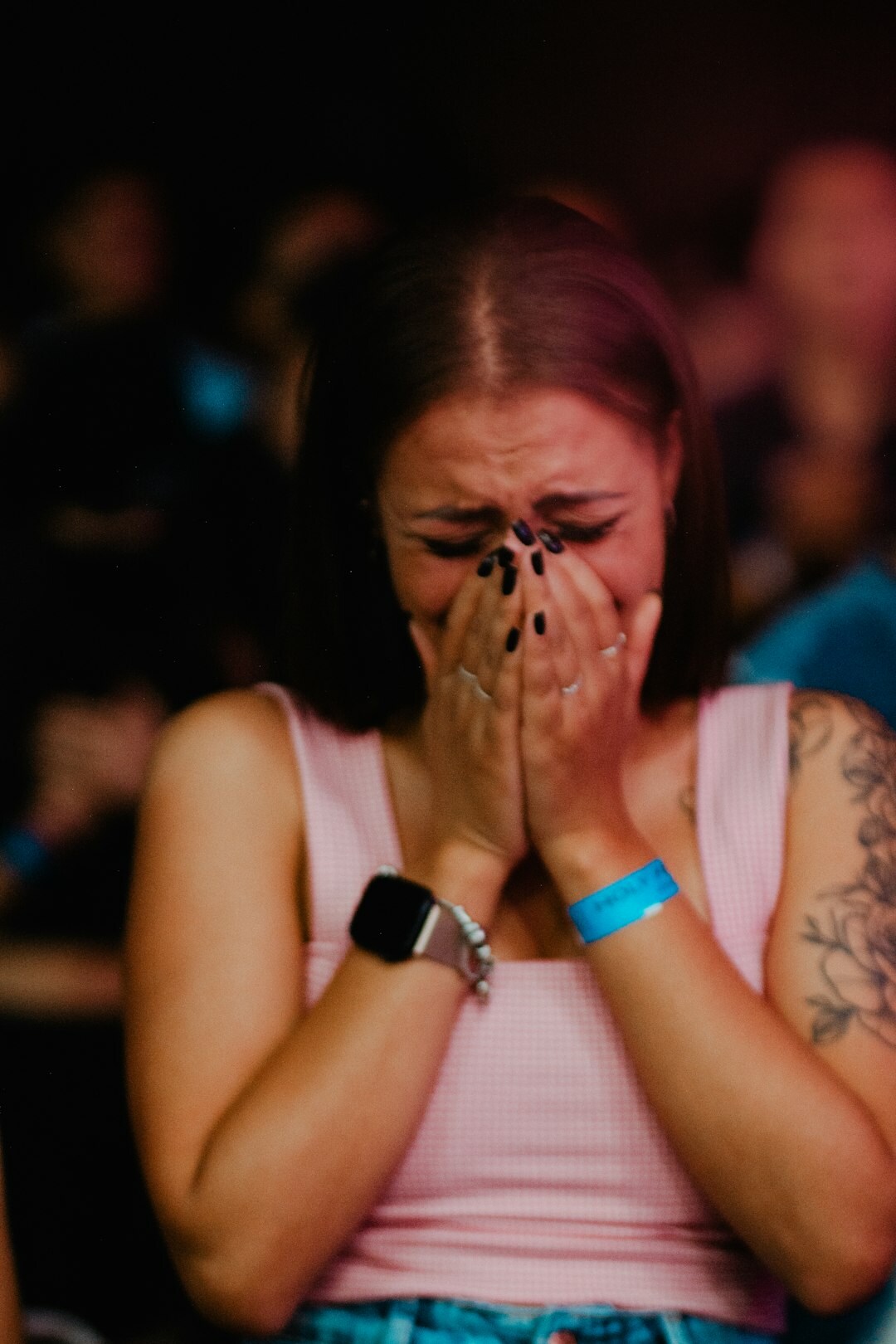 Zuschauer reagiert emotional beim Anschauen einer Unterhaltungssendung
