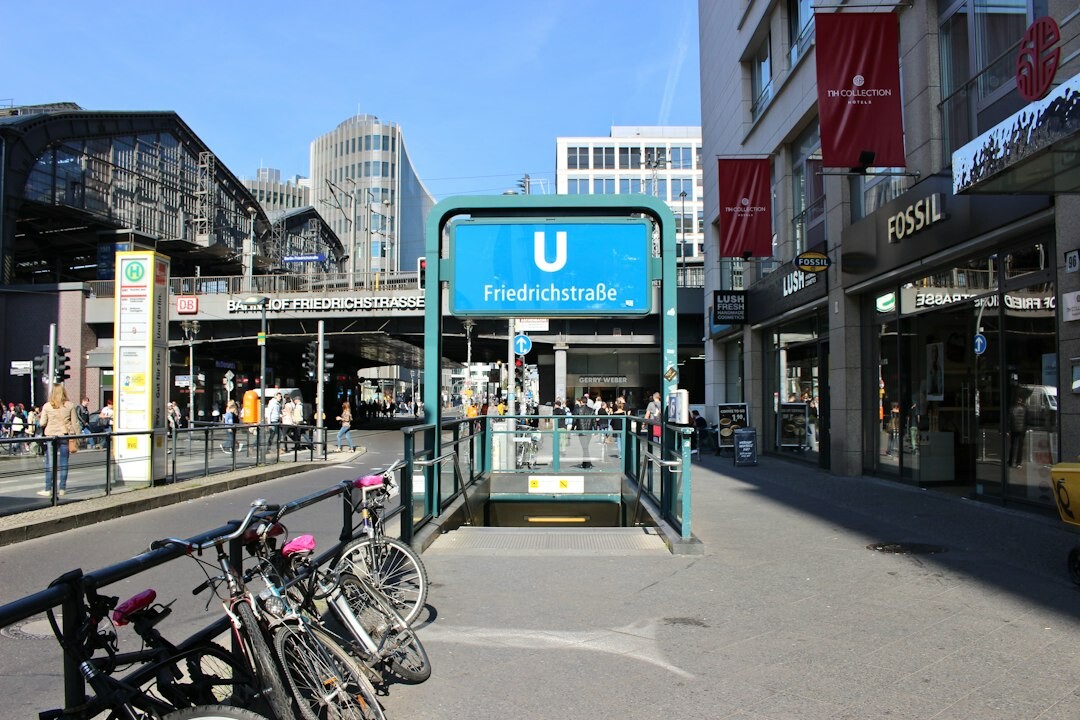 Interviewerin führt eine Befragung mit Klemmbrett auf der Straße durch